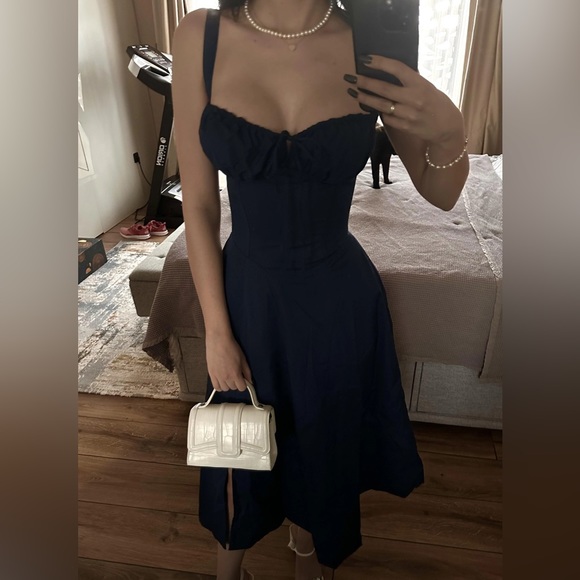 House of CB Carmen dress lookalike: midi sleeveless black dress with slit - Picture 6 of 9